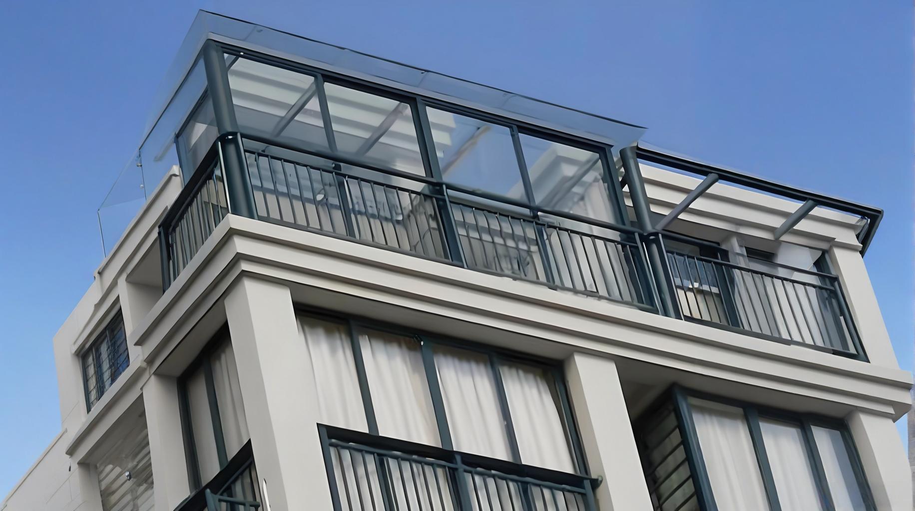 建筑材料展示，各种建筑用材和装饰材料，整齐堆放在仓库中，明亮灯光