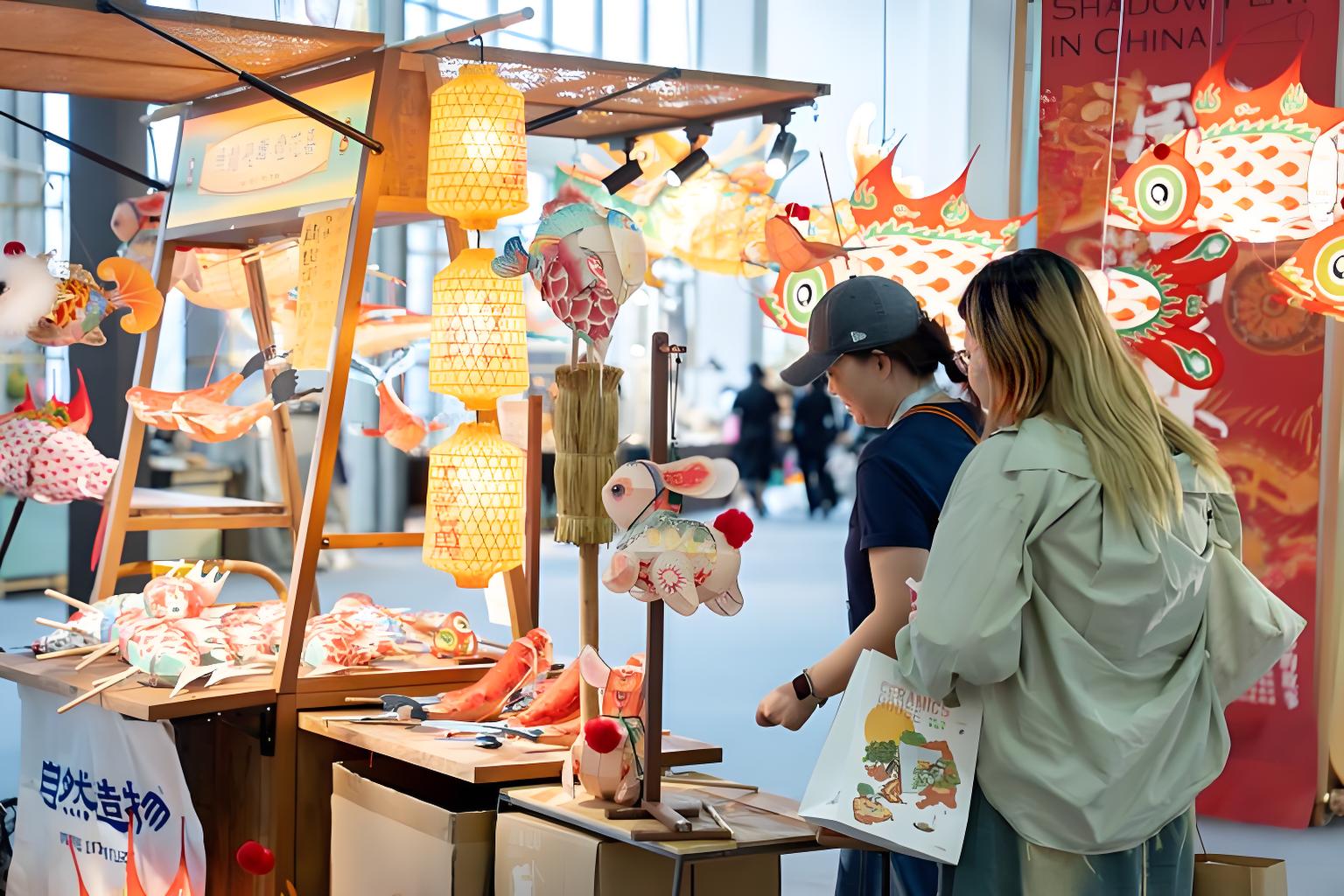 文化产品展示，包括工艺品、文创产品等，具有浓郁文化特色，专业展示柜照明